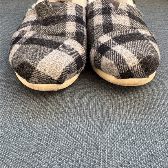 TOMS Women’s Size 6 Black White Plaid Slip-On Shoes Faux Fur Lined - Picture 5 of 9